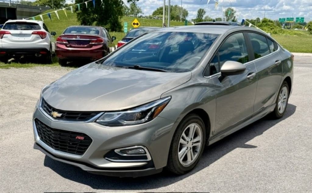 2017 Chevrolet Cruze LT thumbnail 6