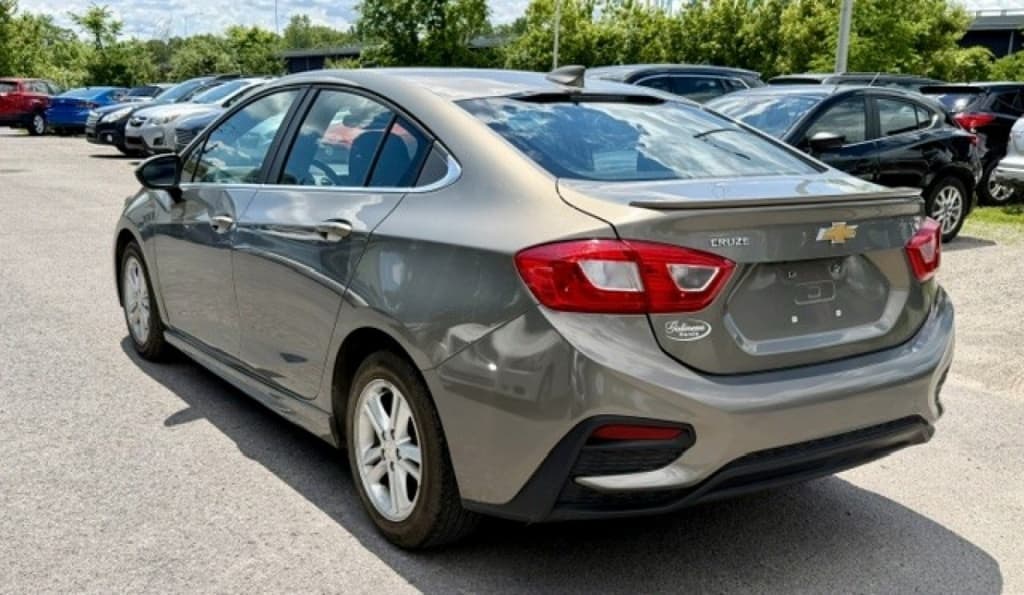 2017 Chevrolet Cruze LT thumbnail 4