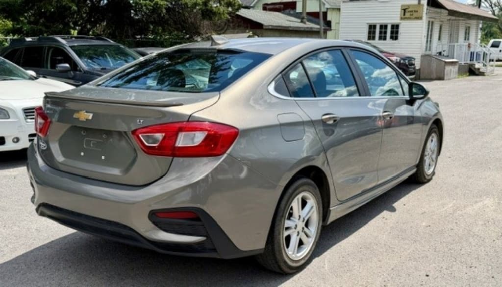 2017 Chevrolet Cruze LT thumbnail 5
