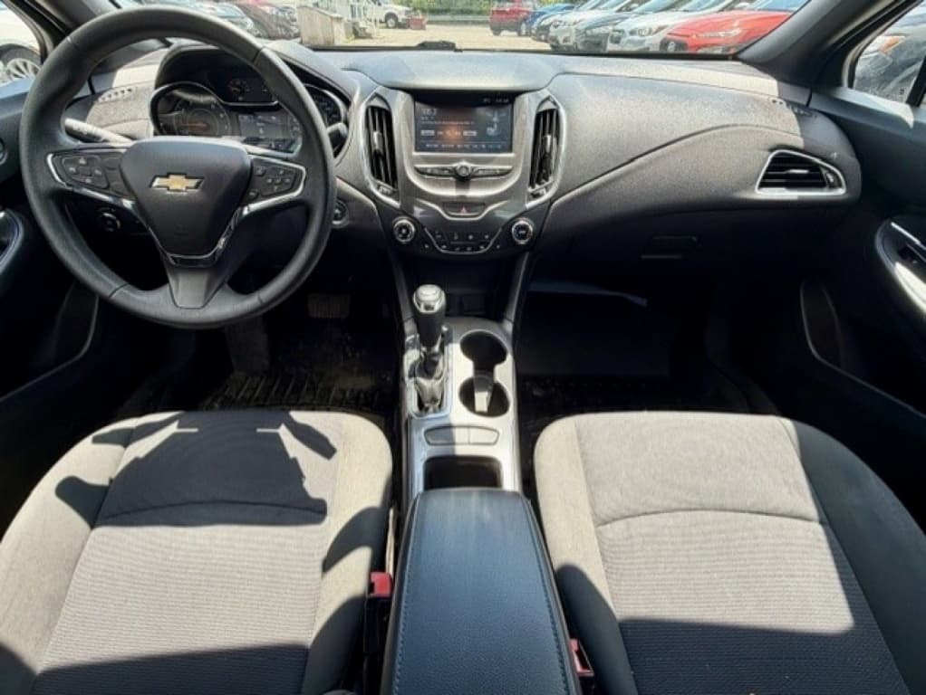 2017 Chevrolet Cruze LT thumbnail 9