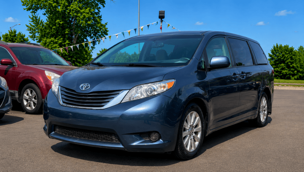 2015 Toyota Sienna LE thumbnail 3