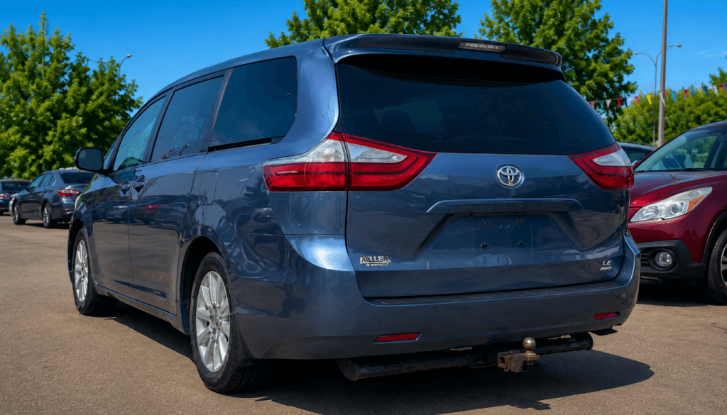 2015 Toyota Sienna LE thumbnail 4