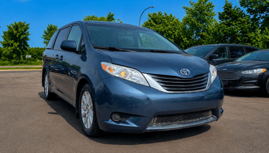 2015 Toyota Sienna LE thumbnail 6