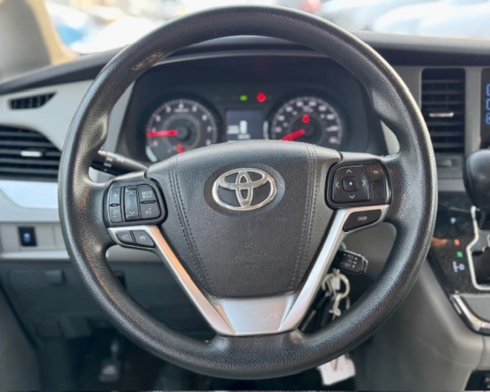 2015 Toyota Sienna LE thumbnail 10