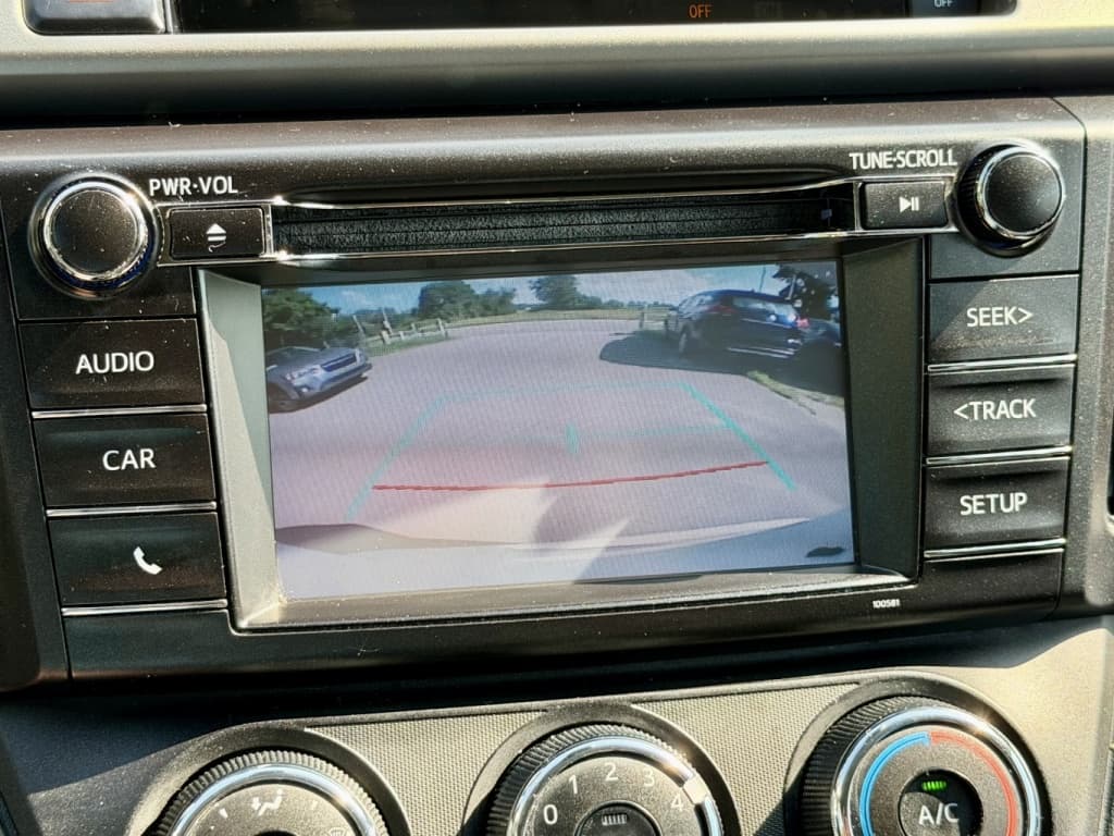 2018 Toyota RAV4 LE thumbnail 12