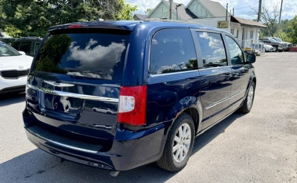 2014 Chrysler Town & Country Touring thumbnail 4