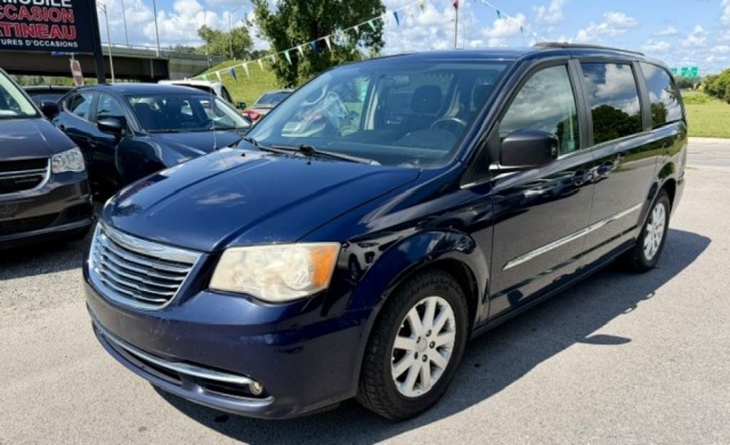 2014 Chrysler Town & Country Touring thumbnail 2