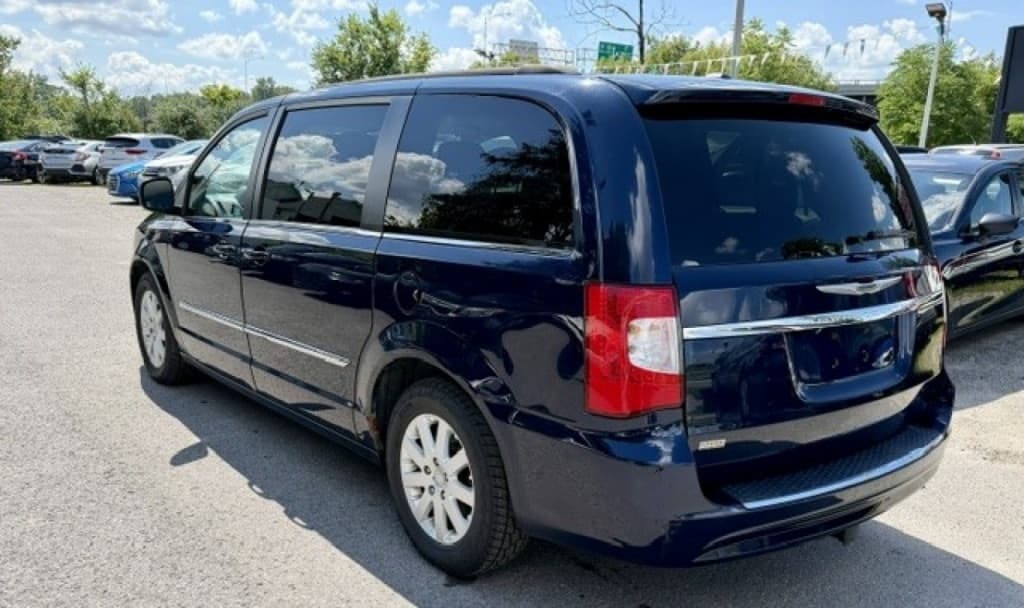 2014 Chrysler Town & Country Touring thumbnail 3