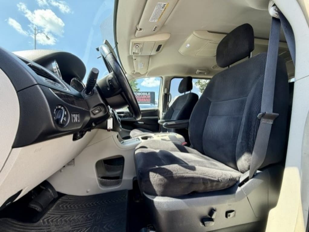 2014 Chrysler Town & Country Touring thumbnail 8