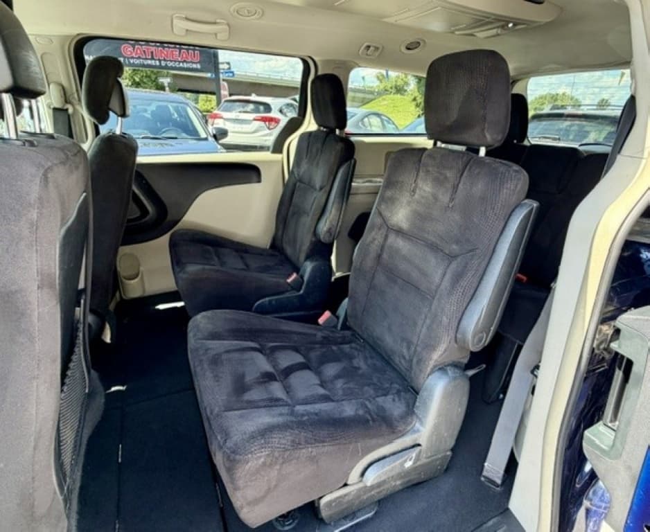 2014 Chrysler Town & Country Touring thumbnail 9