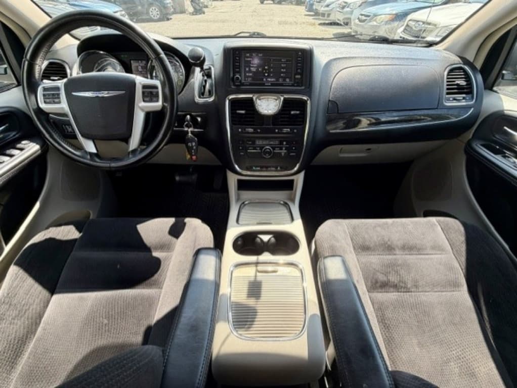 2014 Chrysler Town & Country Touring thumbnail 12